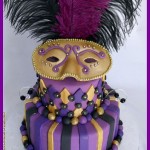 Torta di Carnevale con maschera viola e piume
