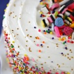 torta decorata con dolcetti e liquirizie