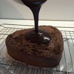 Dolce cucinare - torta cuore cioccolato con glassa (17)