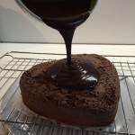 Dolce cucinare - torta cuore cioccolato con glassa (18)