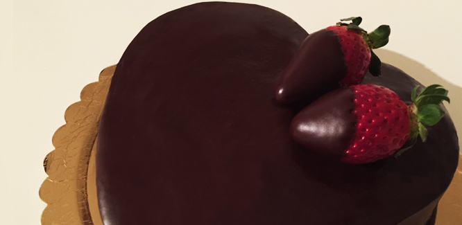 Dolce cucinare - torta cuore cioccolato con glassa evidenza